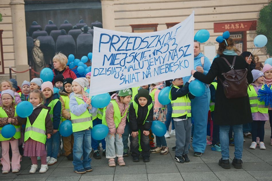 Łódź. Światowy Dzień Autyzmu. Przedszkolaki przemaszerowały Piotrkowską!