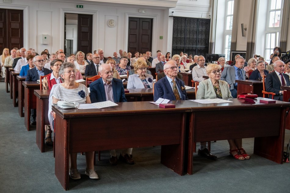 Łódź. Medale za długoletnie pożycia małżeńskie. Rekordziści są razem ponad 60 lat!