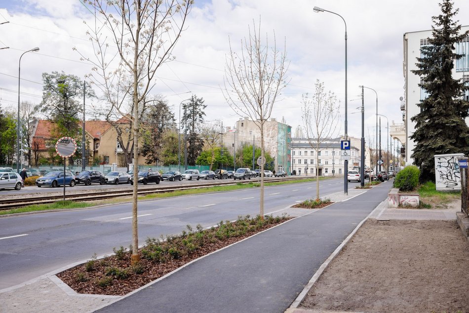 Łódź. Żeromskiego w Łodzi po remoncie. Chodniki bez aut, nowe parkingi i dużo zieleni