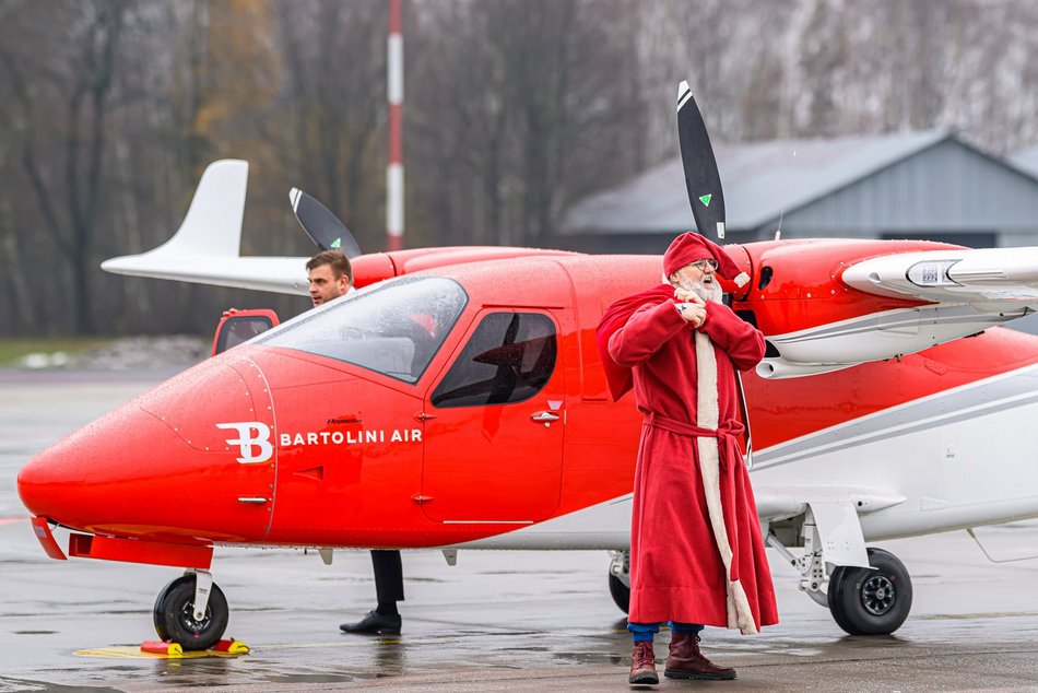 Mikołaj przyleciał helikopterem na lotnisko w Łodzi