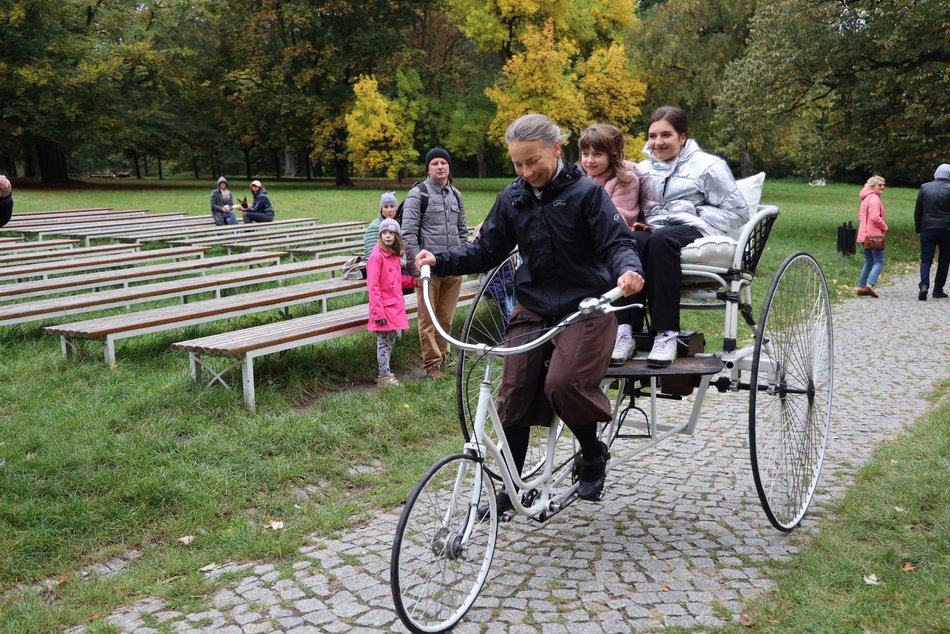 Pokaz rowerowy w parku Julianowskim