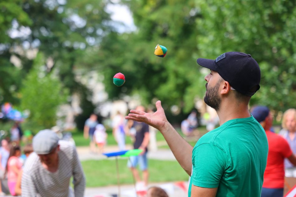 Cyrkowe warsztaty w parku Staromiejskim na 602. Urodzin Łodzi. Szczudła, sztuczki i hula hop!