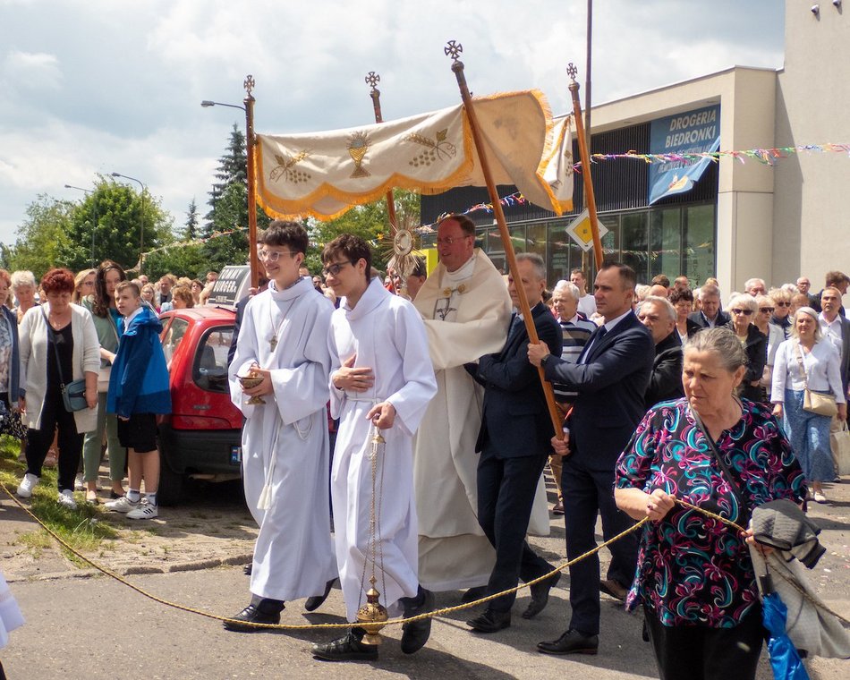 Łódź. Procesja Bożego Ciała na Widzewie w Łodzi. Wierni przeszli ulicami miasta