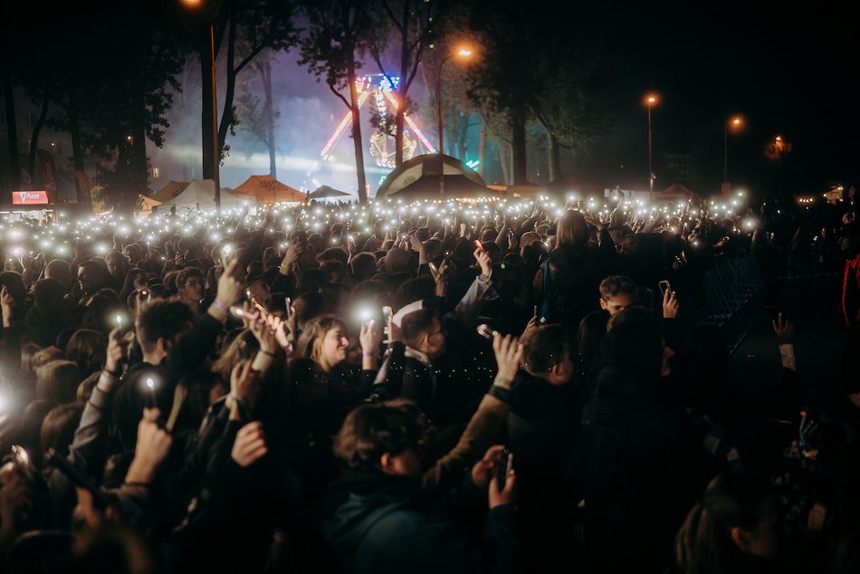 Łódź. Juwenalia 2025 w Łodzi. Pierwsze koncerty na Lumumbowie przyciągnęły tłumy