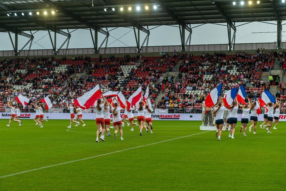 Łódź. Mecz Gwiazd w Łodzi. Na murawie Boniek, Krzynówek, Krychowiak
