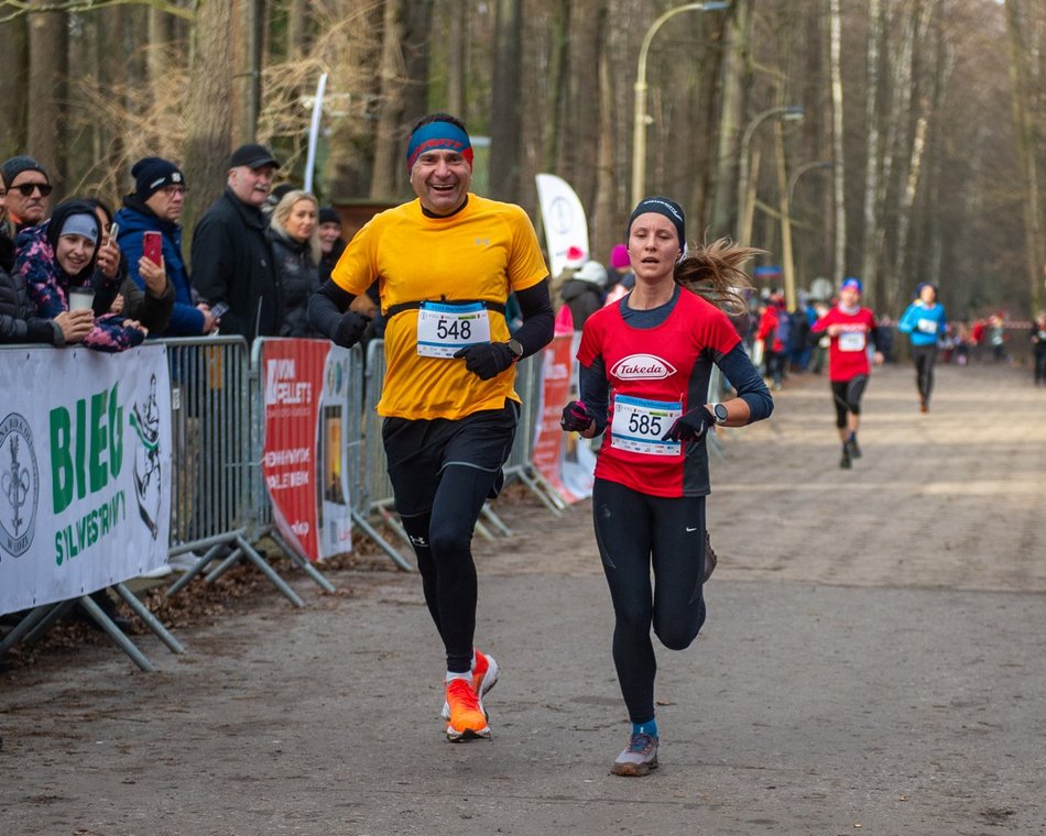 biegacze w lesie