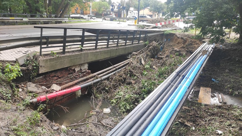 Zawalony w skutek burzy most na rzece Bałutce