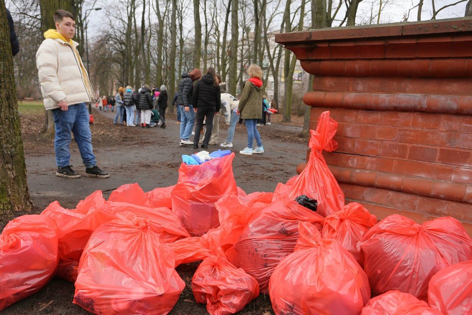 Galante Sprzątanie Łodzi. Uczniowie dołączyli do akcji i pożytecznie spędzili dzień wagarowicza