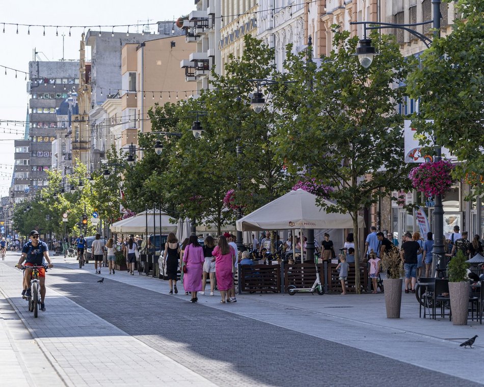 ludzie w centrum miasta