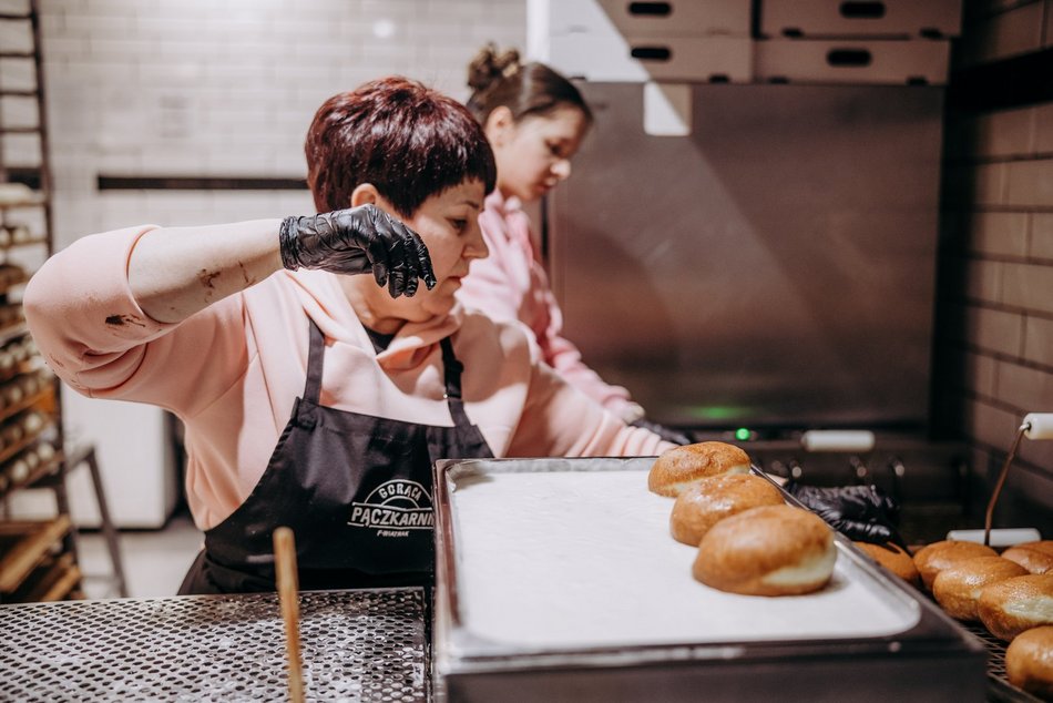 Łódź. Tłusty czwartek w Łodzi od kulis. Tak smaży się 5 tys. pączków w Gorącej Pączkarni!
