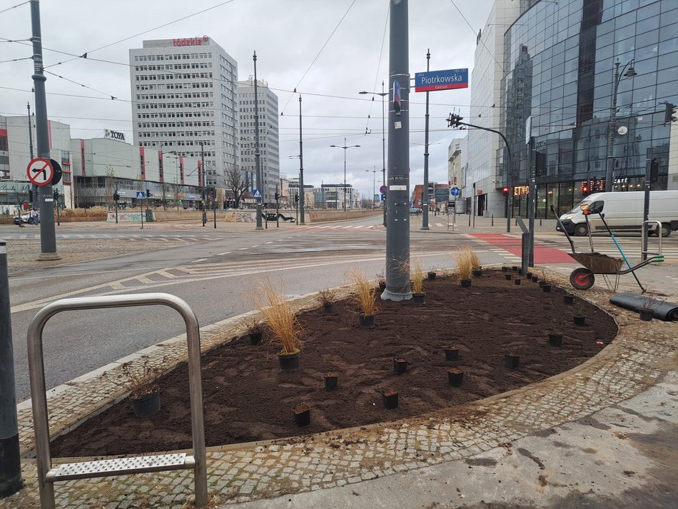 Znika beton przy jednorożcu w centrum Łodzi