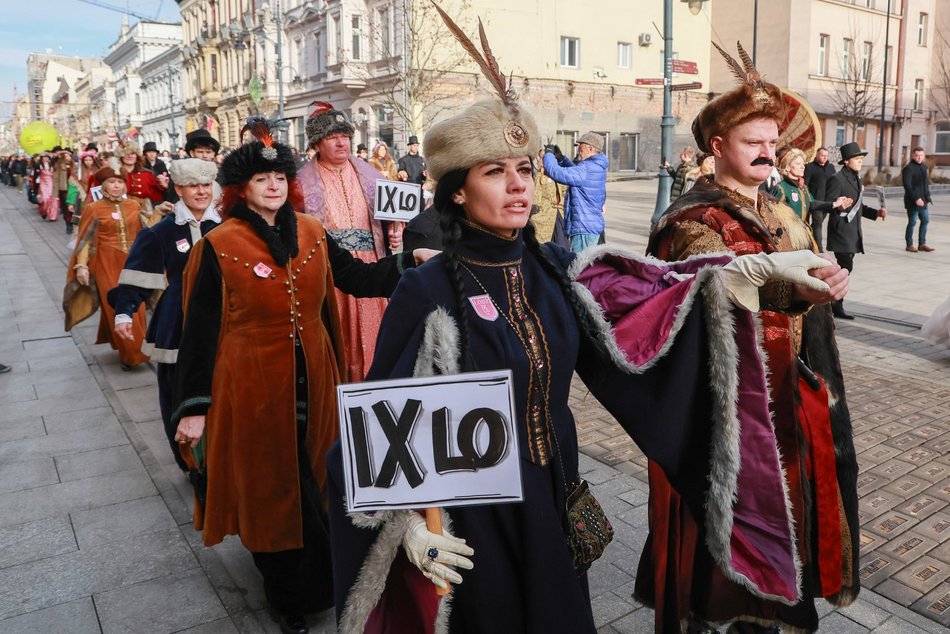 Łódź. Polonez dla Łodzi. Tłumy maturzystów zatańczyły na Piotrkowskiej. Razem z nimi łodzianie!