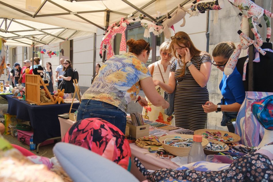 Łódź. Rękodzielnia na Piotrkowskiej w Łodzi. Kilkadziesiąt stoisk i różnorodny asortyment