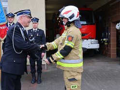 OSP Łagiewniki z nowym wozem strażackim i drogą prowadzącą do jednostki