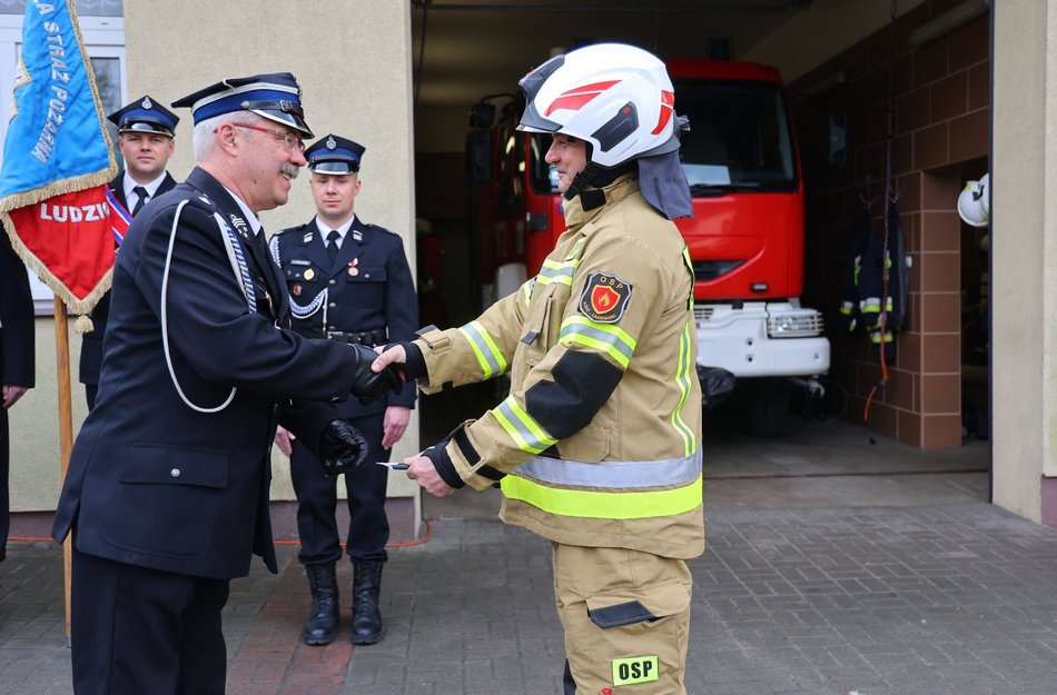 OSP Łagiewniki z nowym wozem strażackim i drogą prowadzącą do jednostki