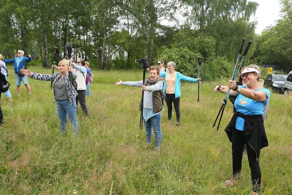 marsz seniorów z kijkami nordic walking