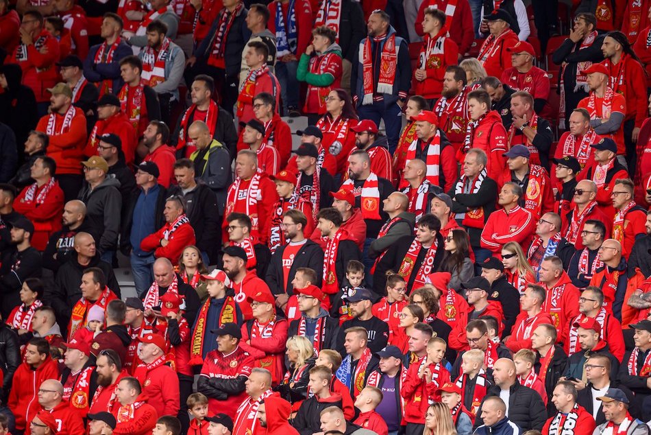 Łódź. Kibice na meczu Widzewa Łódź z Rakowem Częstochowa