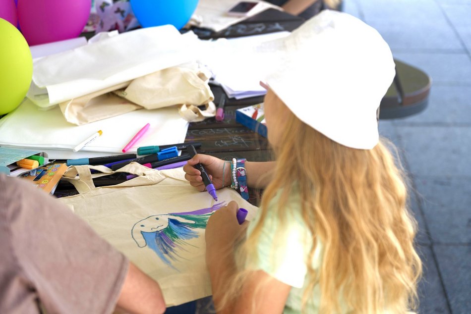 Łódź. Biblioteka w plenerze. Wyjątkowy cykl rozpoczęty w parku Staromiejskim w Łodzi