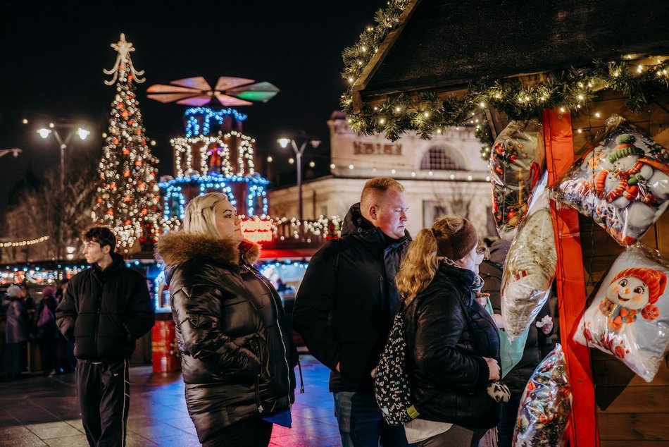 Łódź. Jarmark Bożonarodzeniowy w Łodzi nocą