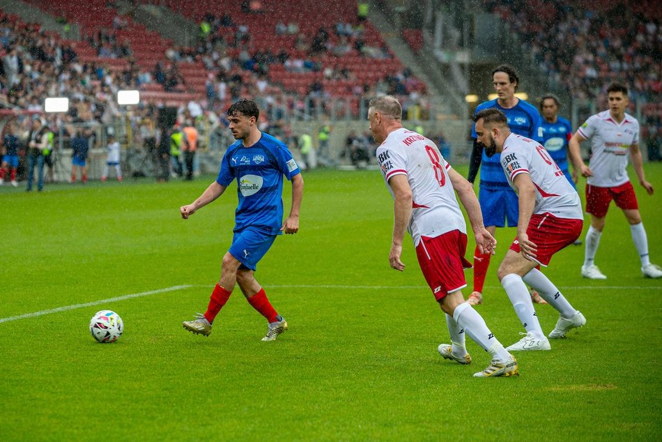 Łódź. Mecz Gwiazd w Łodzi. Na murawie Boniek, Krzynówek, Krychowiak