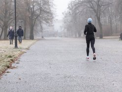 Łódź. Spacerowicze w parku Poniatowskiego