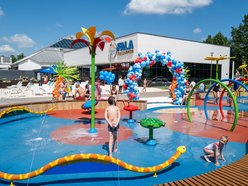 ludzie w aquaparku fala