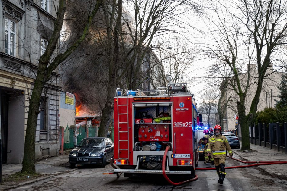 dym z pożaru w mieście