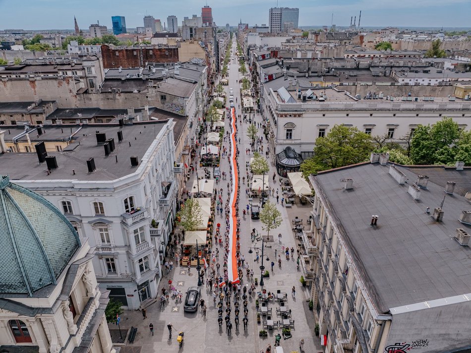 Parada z flagą Polski w Łodzi