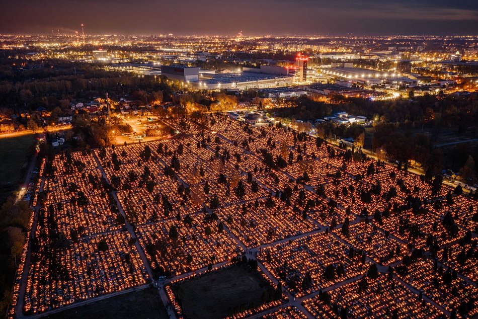 Cmentarz Szczecińska w Łodzi wygląda magicznie. Wybierz się na spacer w zaduszki