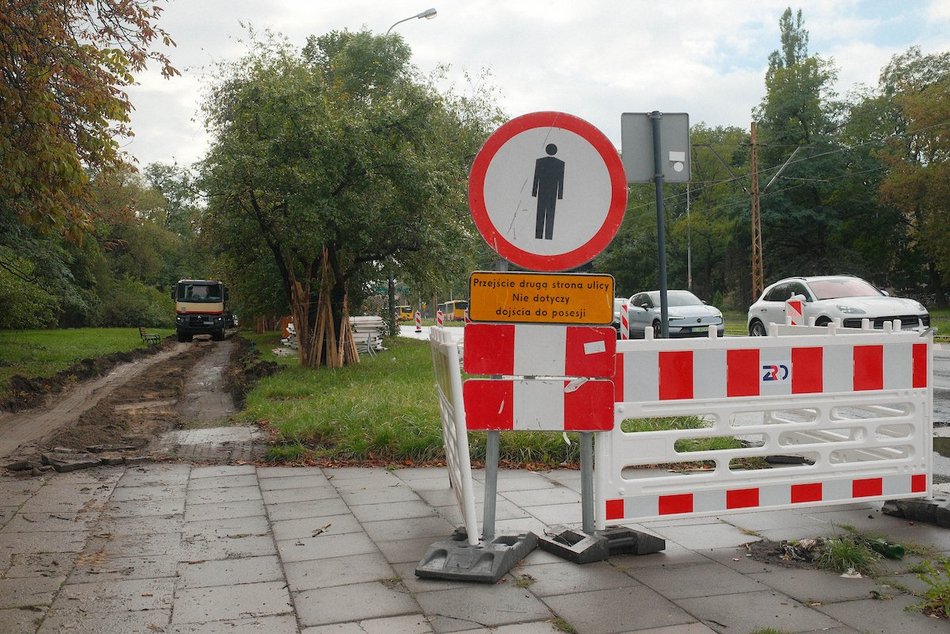 Łódź. Budowa drogi rowerowej na al. Politechniki w Łodzi