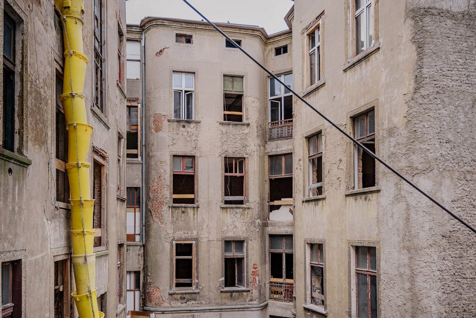 Łódź. Zmiany w ruchu przy Gdańskiej i Legionów w Łodzi. Nowy etap rewitalizacji zabytkowej ruiny