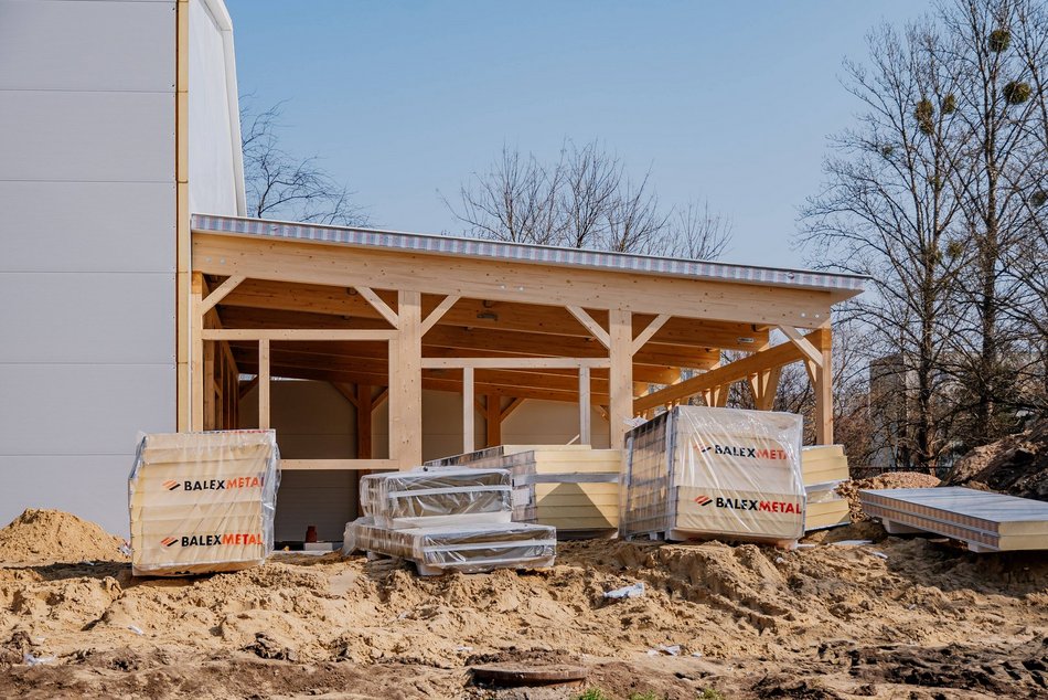Łódź. Nowa hala sportowa przy Szkole Podstawowej nr 67 w Łodzi pnie się w górę. Kiedy otwarcie?
