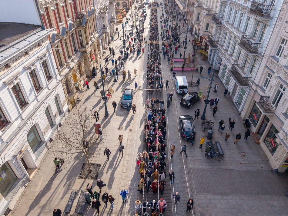 Łódź. Polonez na Piotrkowskiej w Łodzi
