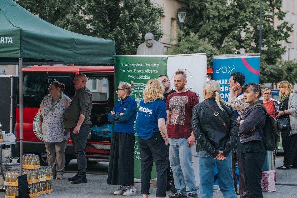 Łódź. Namiot Pełen Wsparcia w Pasażu Schillera już działa! Specjaliści pomagają potrzebującym