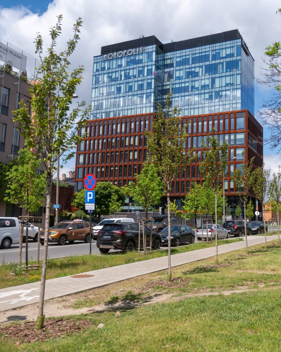 Łódź. Aż 80 nowych drzew przy Monopolis w Łodzi! Piękne wiśnie zdobią Wydawniczą