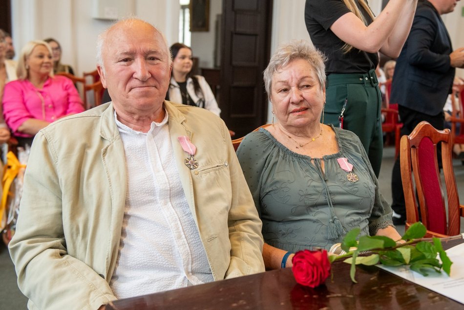 Łódź. Medale za długoletnie pożycia małżeńskie. Rekordziści są razem ponad 60 lat!