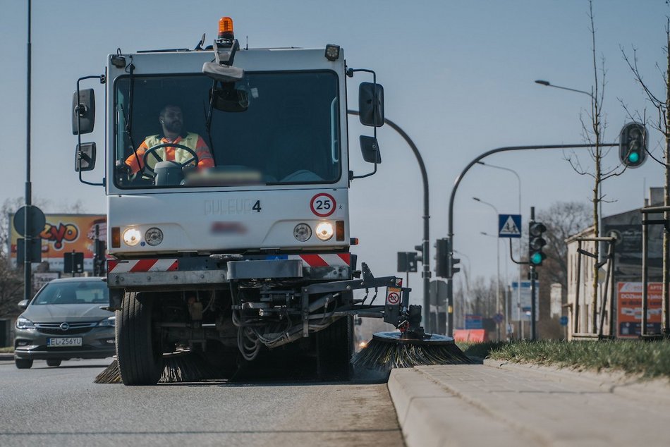 Łódź. Wielkie sprzątanie w Łodzi na wiosnę. Już prawie 1000 kilometrów dróg lśni czystością!