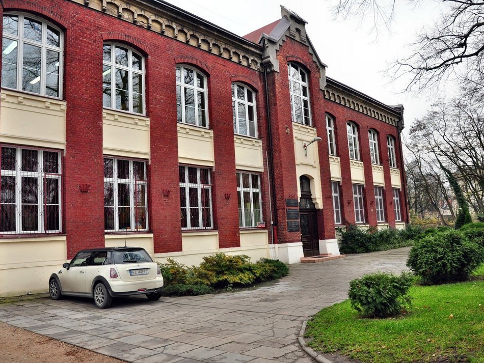 Łódź. Społeczna Szkoła Podstawowa nr 1 Społecznego Towarzystwa Oświatowego w Łodzi (ul. Czerwona 8)