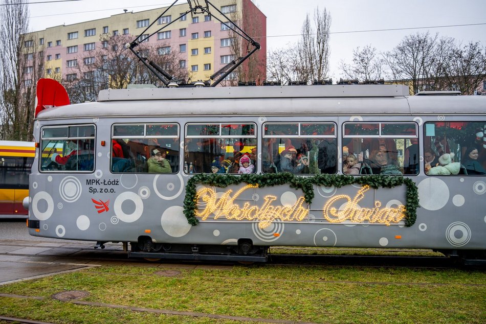 Łódź. Mikołajkowy tramwaj MPK Łódź już pędzi po mieście! Zobacz, jak się prezentuje