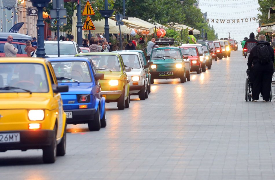 Parada Maluchów w Łodzi 2023. Kolorowe auta przejechały ulicami centrum