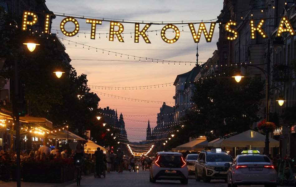 Tłumy na ulicy Piotrkowskiej w Łodzi