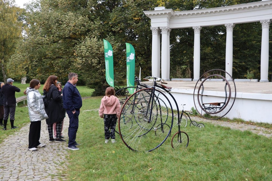 Pokaz rowerowy w parku Julianowskim