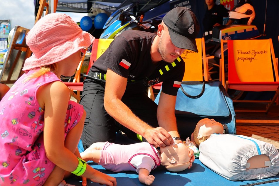 Piknik rodzinny "Bezpieczne wakacje z mundurem" pod Atlas Areną