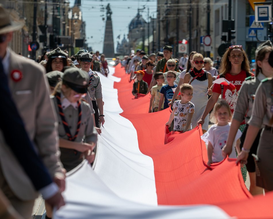 Łódź biało-czerwona. Ulicami miasta przeszedł marsz z okazji Dnia Flagi Rzeczypospolitej Polskiej