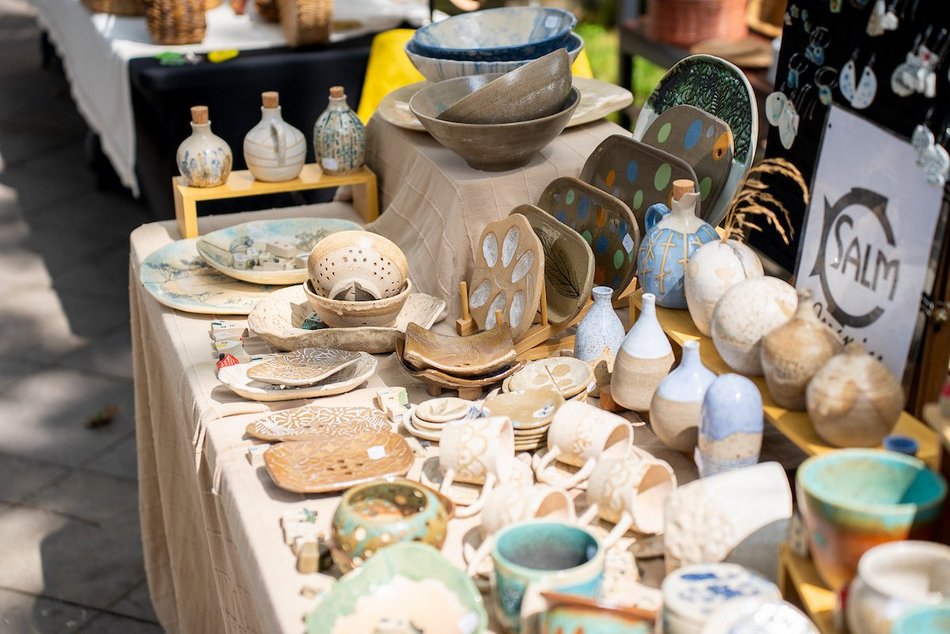 Łódź. Lipcowy targ staroci na Księżym Młynie. Miłośnicy rzeczy z duszą nie zawiedli