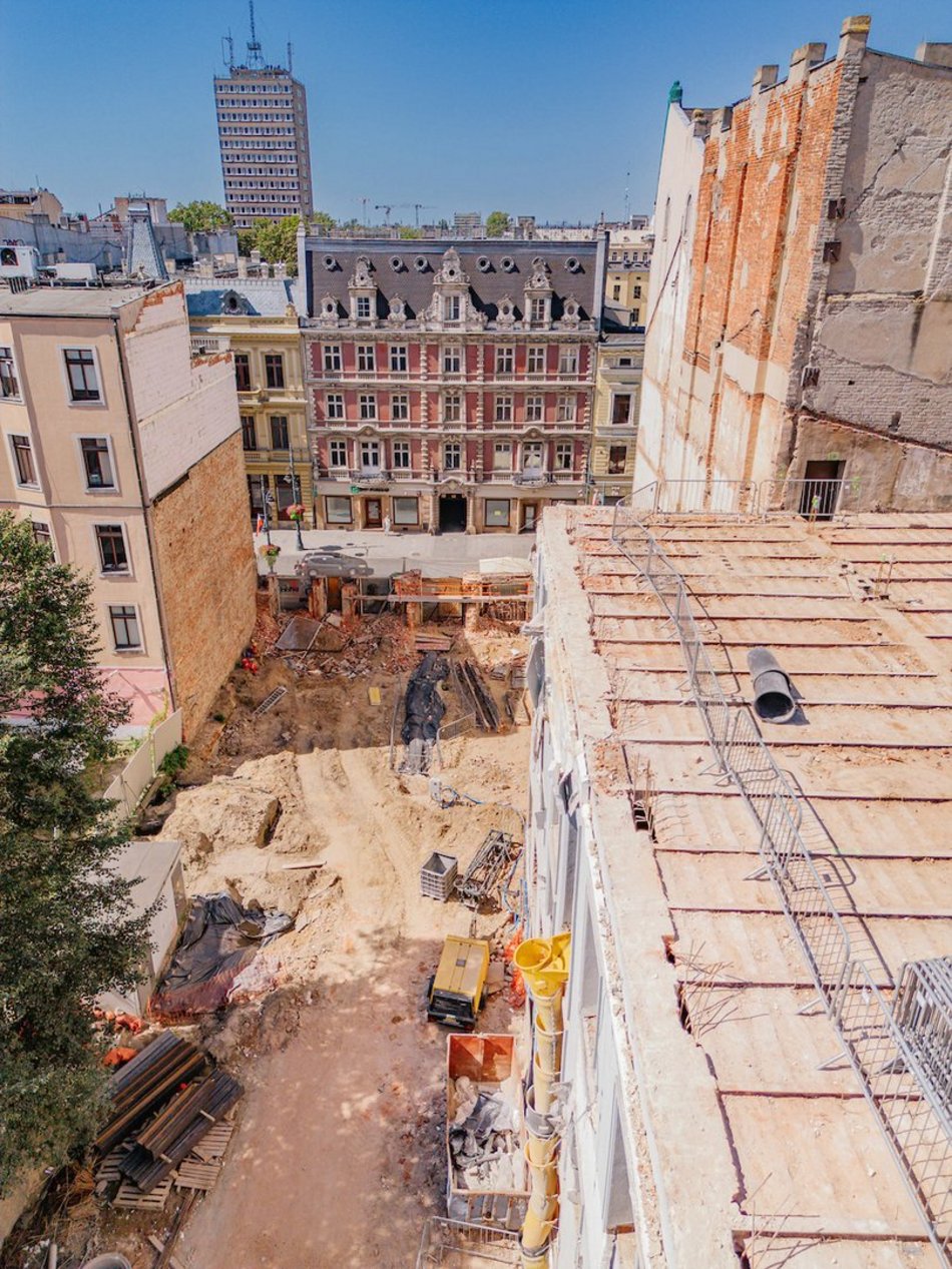 Łódź. „Dziura” przy Piotrkowskiej 58 w Łodzi znika na naszych oczach! Prace wystartowały!