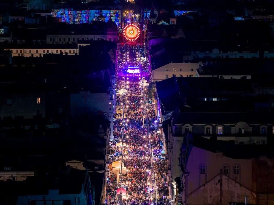 Łódź. Miliony świateł na Piotrkowskiej! Light Move Festival 2025 Łódź z lotu ptaka