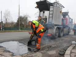 mężczyźni pracują przy łataniu drogi