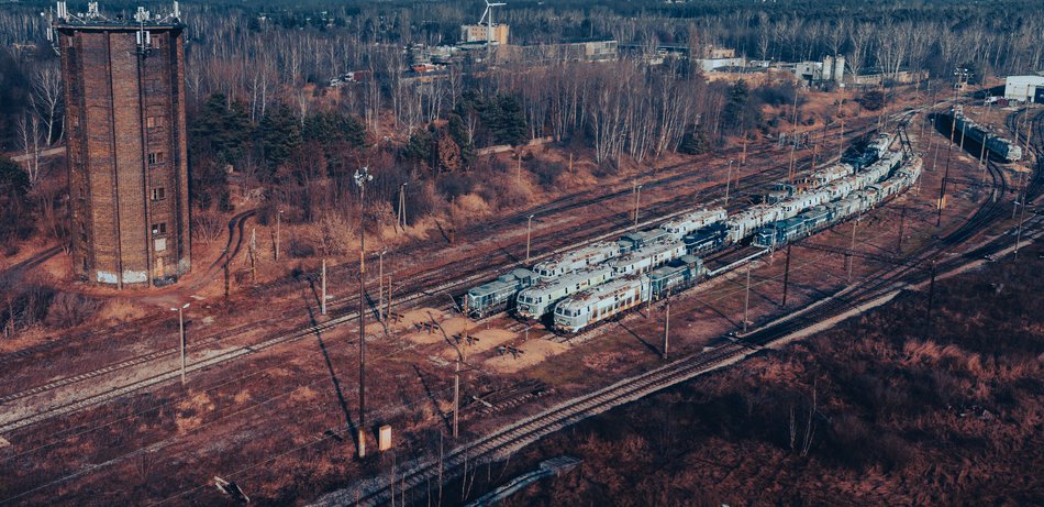Cmentarz lokomotyw w Łodzi. Klimatyczne miejsce na Olechowie [ZDJĘCIA]