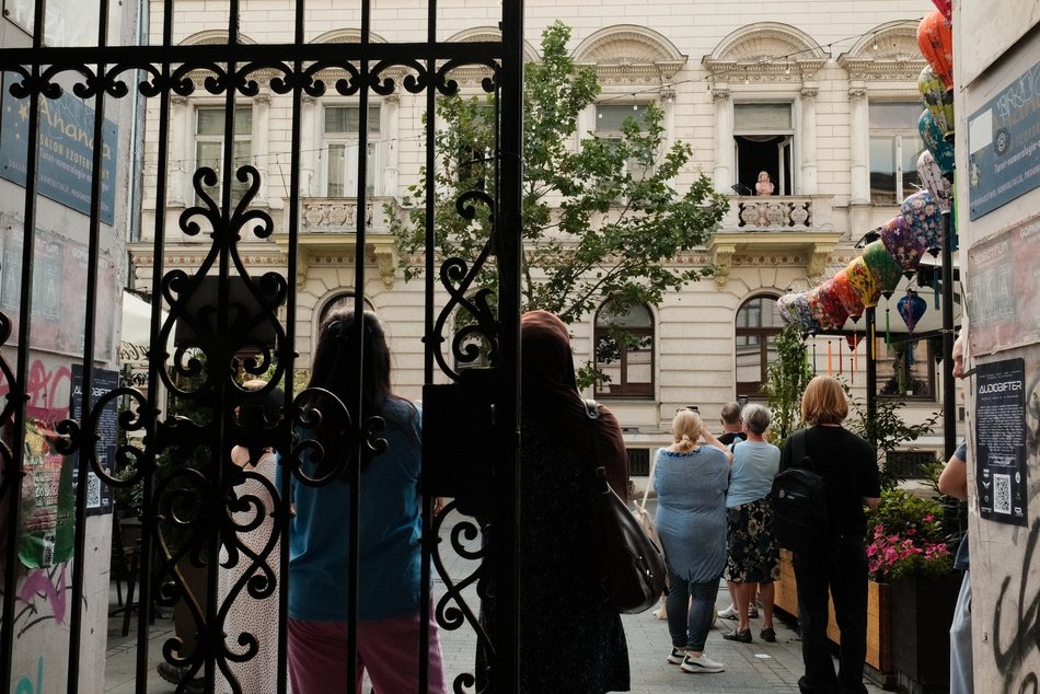 Łódź. Granie na balkonie przy Piotrkowskiej